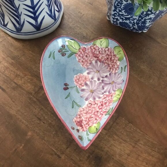 Gatesware Laurie Gates pink hydrangea heart dish - Picture 1 of 3